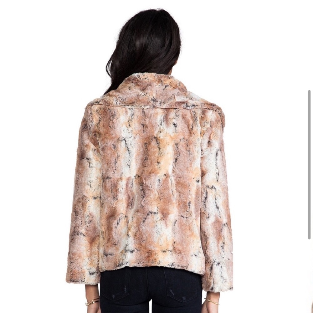 Alice + Olivia Annistyn Round Collar Faux Fur
Coat in Brown - Picture 3 of 10